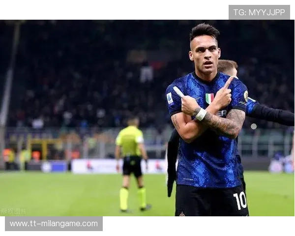 劳塔罗与队友撞墙配合后破门，国际米兰攻守转换到位