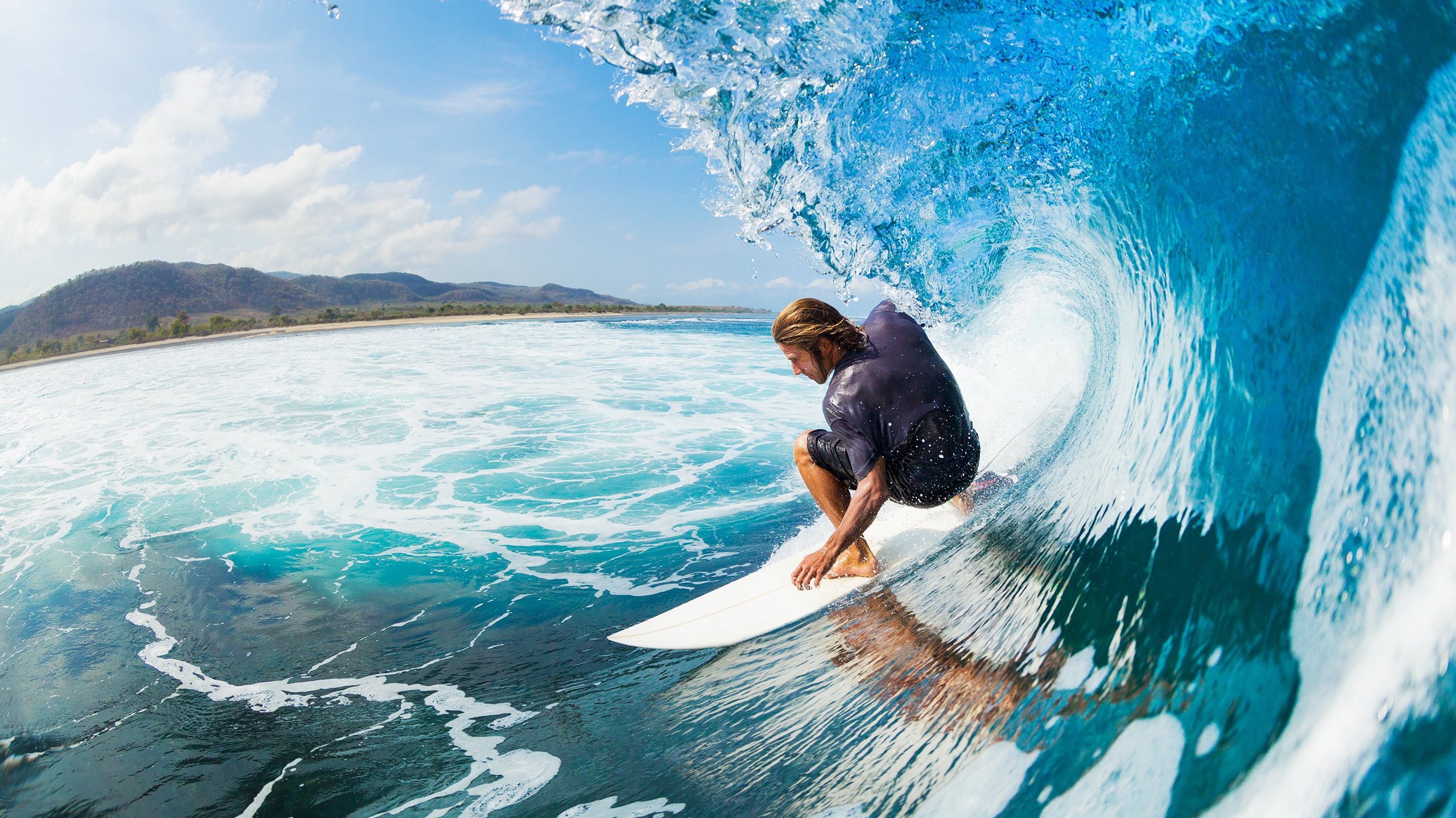 游泳接力比赛团队配合出色